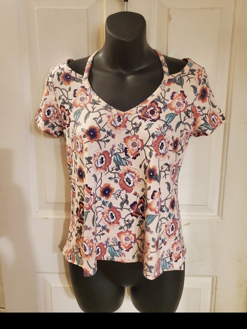 Weavers Pink Floral Cutout V-Neck Short Sleeve Top